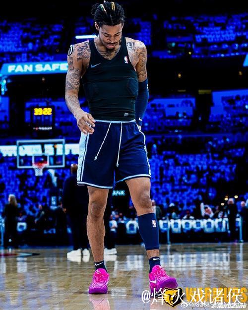 莫兰特穿着白蓝色JA3，得到12分3篮板4助攻1抢断1盖帽