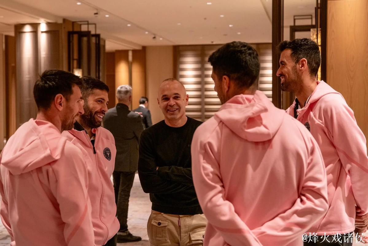 传奇名宿坐镇，伊涅斯塔现场观看巴萨对阵奥萨苏纳